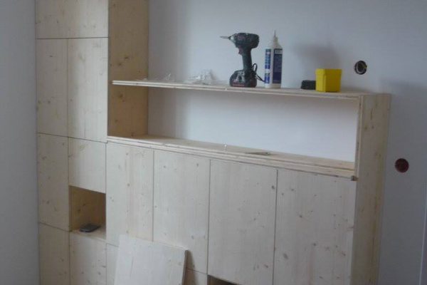 chantier en cours : fabrication du mobilier bois 3 plis essence épicéa, certifié PEFC, marque Tilly